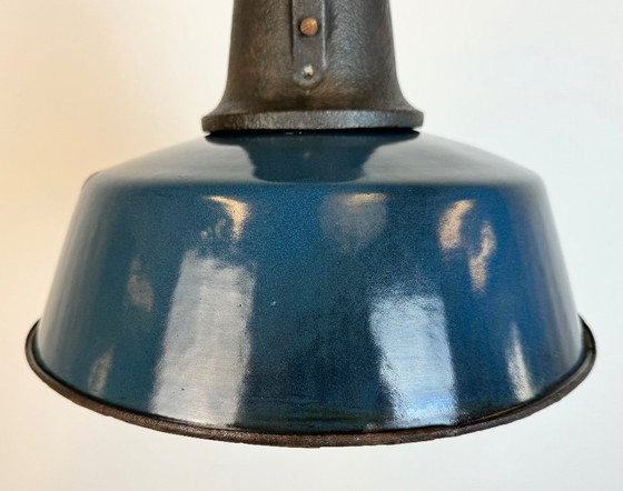 Image 1 of Lampe industrielle en émail bleu avec abat-jour en fonte, années 1960