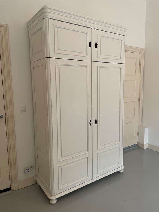 Image 1 of Set aus zwei großen Old Basics-Kleiderschränken und passender Kommode – Weißes Massivholz