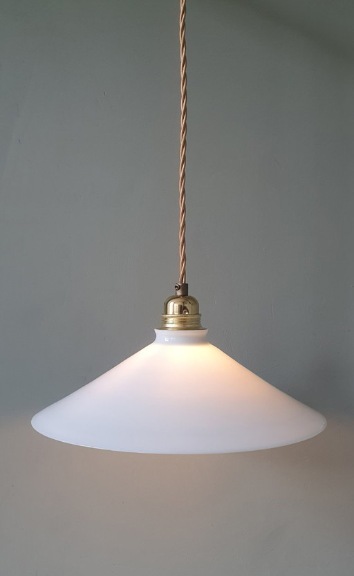 Lampada a sospensione vintage in vetro opalino, stile da banchiere o da calzolaio.