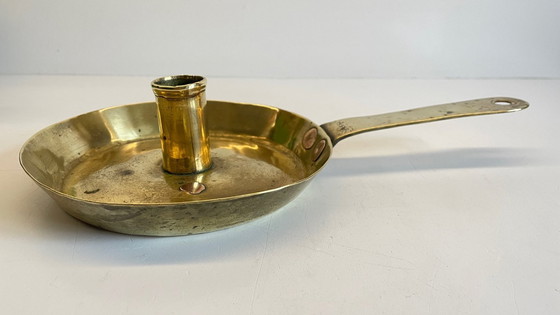 Image 1 of Antiker, niedriger Kerzenleuchter aus massivem Messing