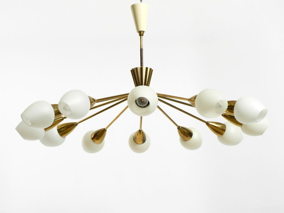 Image 1 of Rarissimo splendido lampadario a 12 bracci in ottone del Mid Century con paralumi in vetro opalino