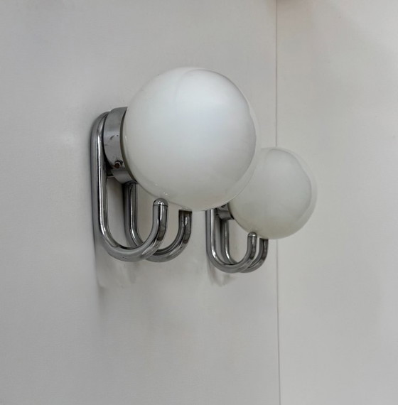Image 1 of Coppia di applique vintage, metallo cromato e vetro opalino, Francia, 1960