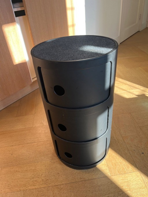 2 Kartell bedside tables