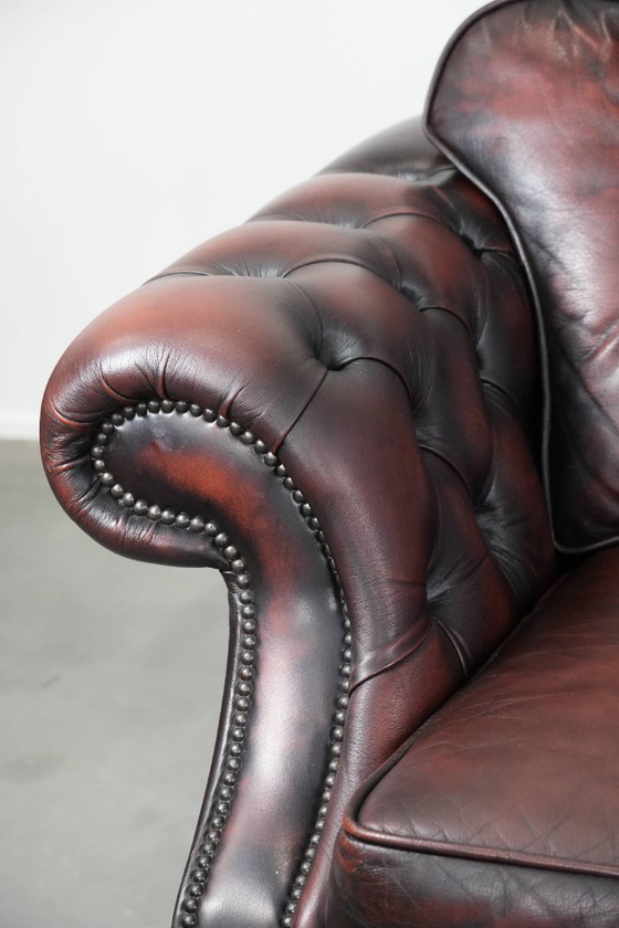 Image 1 of Rotes 2,5-Sitzer-Chesterfield-Sofa auf Rollen im englischen Stil