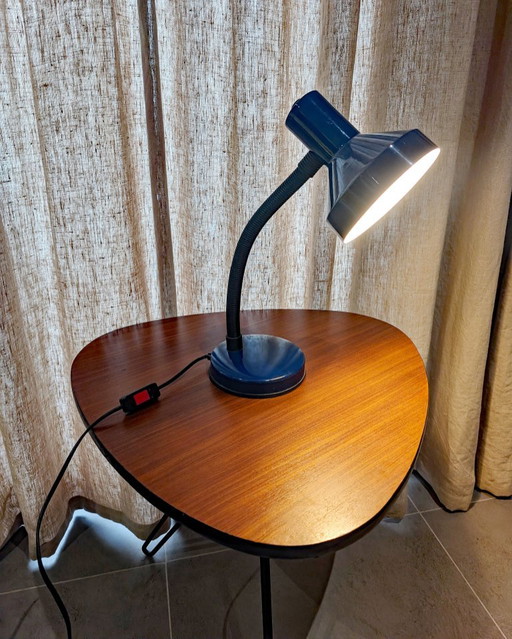 Lampada da tavolo blu scuro con collo di cigno