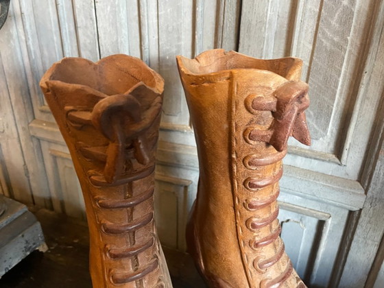 Image 1 of Botas antiguas victorianas hechas con troncos de árboles, siglo XIX