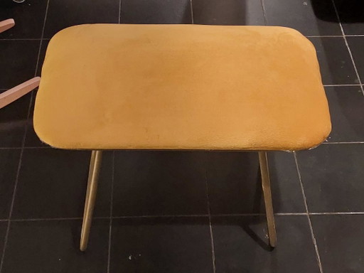 Sgabello giallo nordico