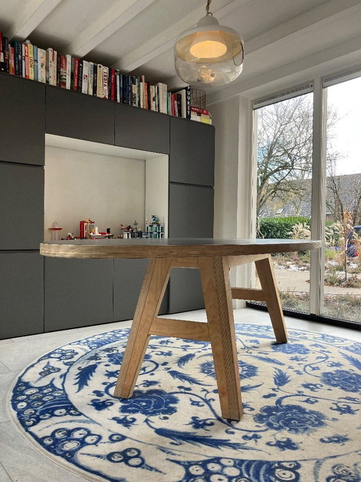 Table ovale de la marque néerlandaise Arp, dessinée par Sarah Trenité