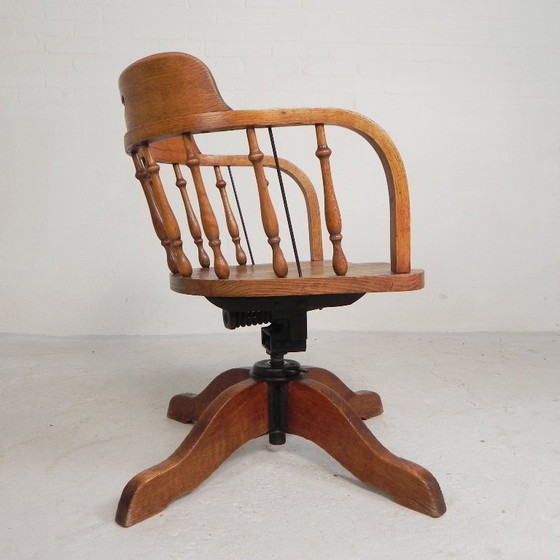Image 1 of Silla de oficina de roble con sistema de muelles y altura regulable, década de 1930.