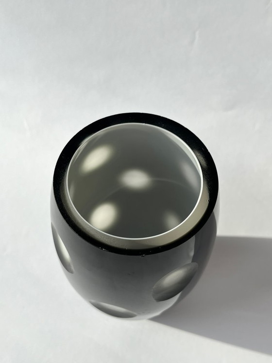 Image 1 of Scandinavisch design - Zwarte glazen vaas met geslepen stippenmotief
