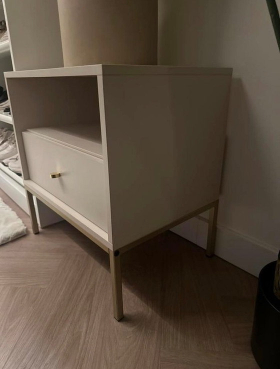 Image 1 of Nachtkastjes in beige, onderstel in goudkleur