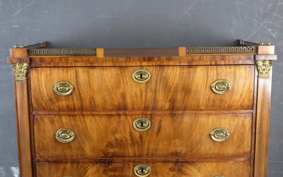 Image 1 of elegante chiffonnière Luis XVI de alrededor de 1795.