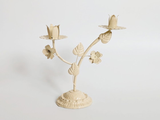 Image 1 of Candelabro italiano vintage in ghisa, floreale bianco crema, adatto a candele a 2 ceri