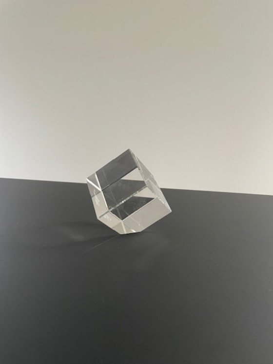Image 1 of Cubo di vetro inclinato con effetto prismatico
