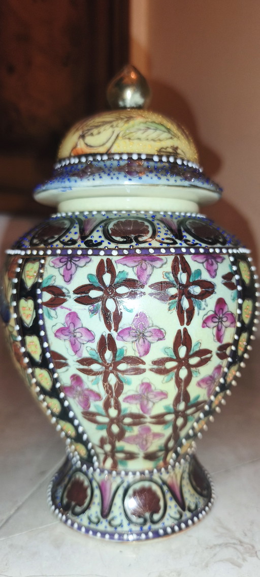 Vintage Chinese Vase, Hand-Painted Porcelain - Height: 26 cm, with Lid. Vintage Period: 1980s-1990s – vazen (photo 2 of 8)