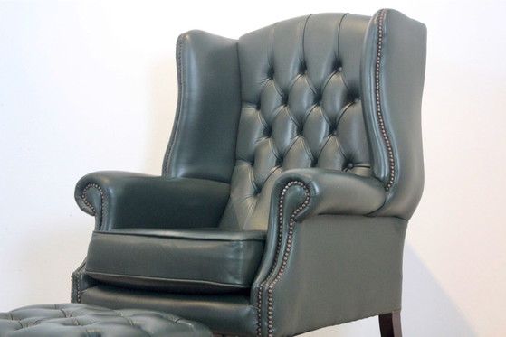 Sillón Chesterfield Wingback con reposapiés de cuero verde, Sillones, Madera (foto 4 de 8)