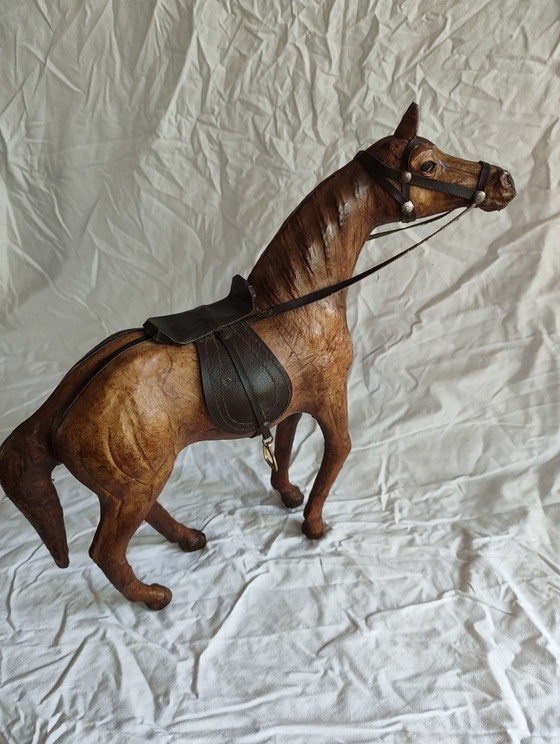 Cheval en cuir avec selle, 35cm de haut. – Objets déco, Métal (photo 2 of 7)