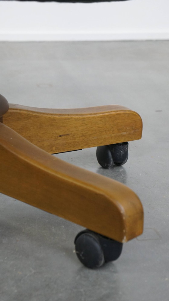 Image 1 of Dunkelgrüner Chesterfield-Bürostuhl aus Rindsleder und Holz auf Rollen