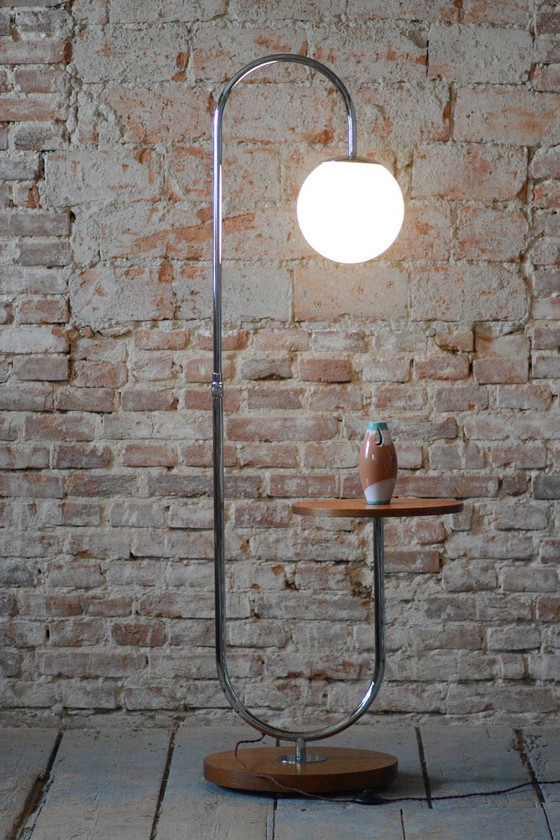 Gerestaureerde Bauhaus-staande lamp van Robert Slezak, eikenhout, chroom, glas, Tsjechisch, jaren 1930. (photo 9 of 9)