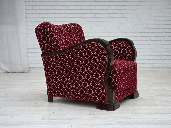 Image 1 of Fauteuil danois des années 1960, revêtement en velours rouge cerise, bois de chêne.