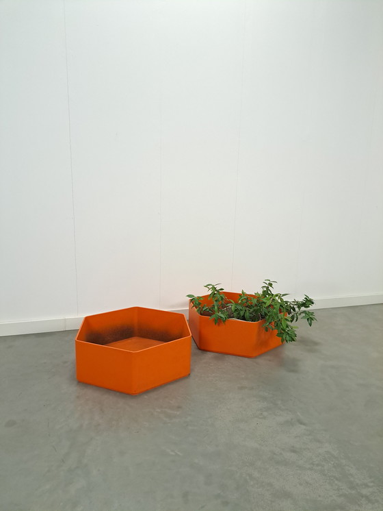 Image 1 of Maceta de plástico naranja para flores