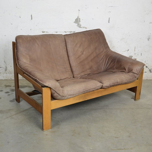 Sofá de cuero con estructura de madera.