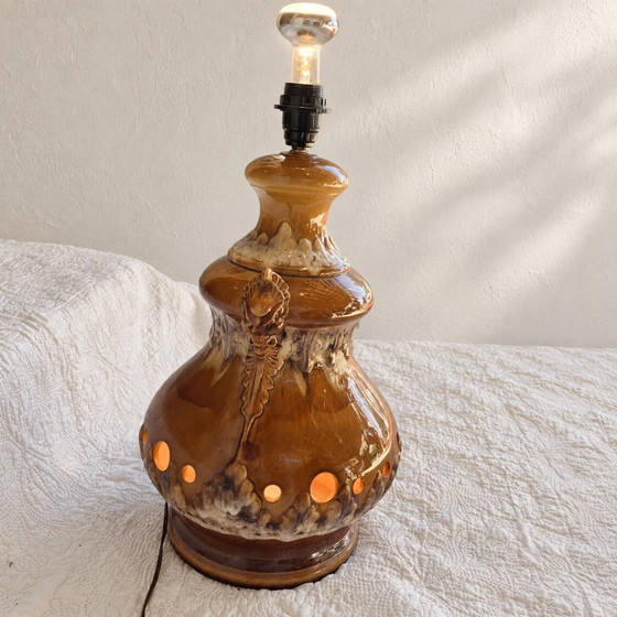 Große Karamell- und Creme-Emaille-Keramiklampe – Reliefdekor und Doppelbeleuchtung – Tischlampen, Ceramic (photo 3 of 9)