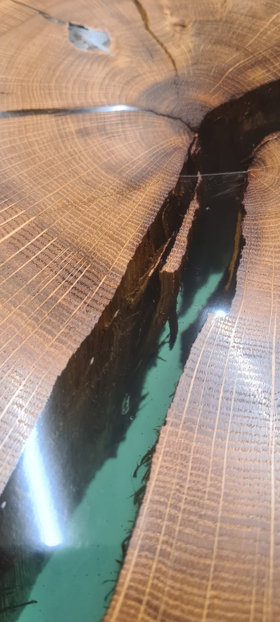 Tavolino da caffè in rovere massello: pezzo unico realizzato in legno massello con resina epossidica. (photo 5 of 5)