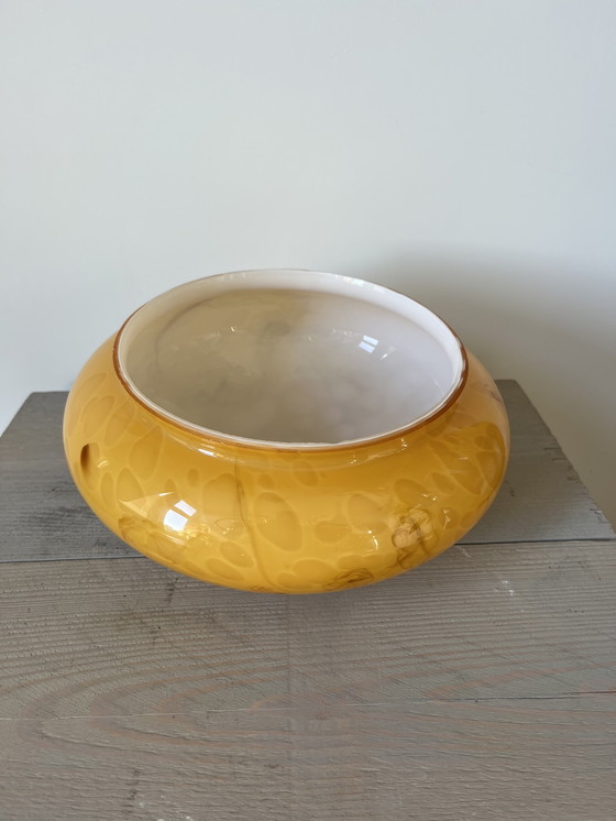 Image 1 of Handgemaakte lamp met amberkleurige, gemarmerde glazen koepel – Messing voet – E27