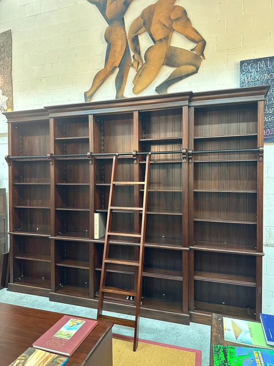 Gran estantería de biblioteca con escalera móvil – Librerías (photo 5 of 5)