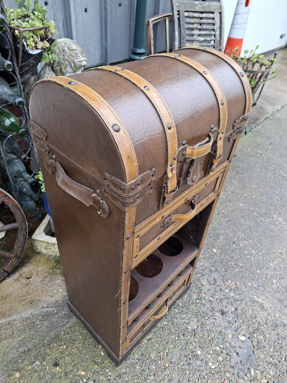 Image 1 of Precioso botellero revestido de cuero, con tapa superior, dimensiones: 50 x 25 cm y 79 cm de alto.