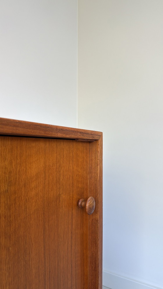 Image 1 of Buffet vintage en bois avec portes coulissantes