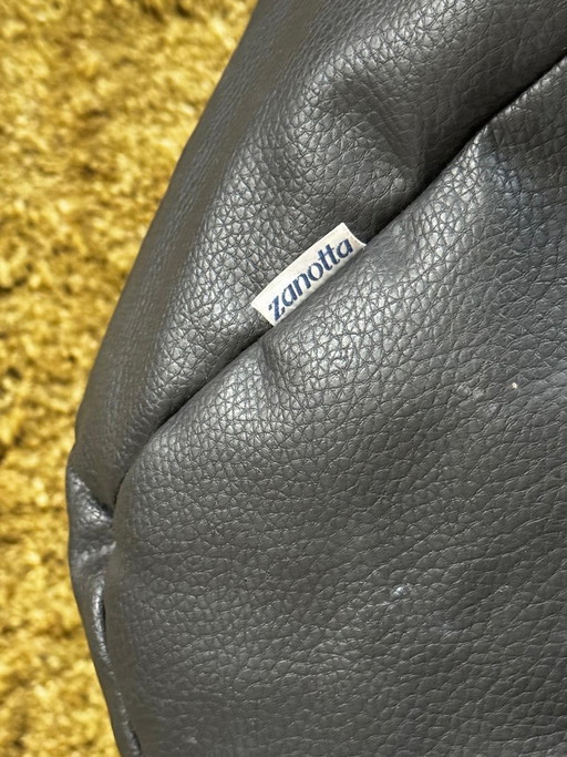 Pouf in pelle Zanotta