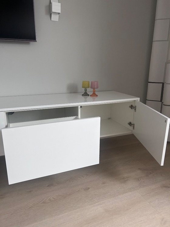 Mobile TV sospeso bianco lucido – Ramakers Interieurprojecten, Mobili TV, Legno, MDF (photo 2 of 5)