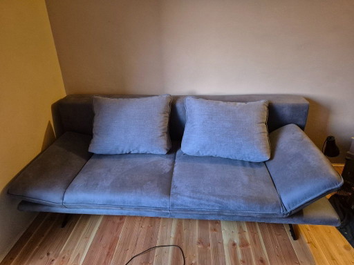 Sofá cama “Mona” con caja de almacenamiento y cojines.
