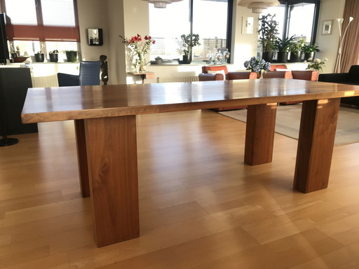Tavolo da pranzo moderno in noce