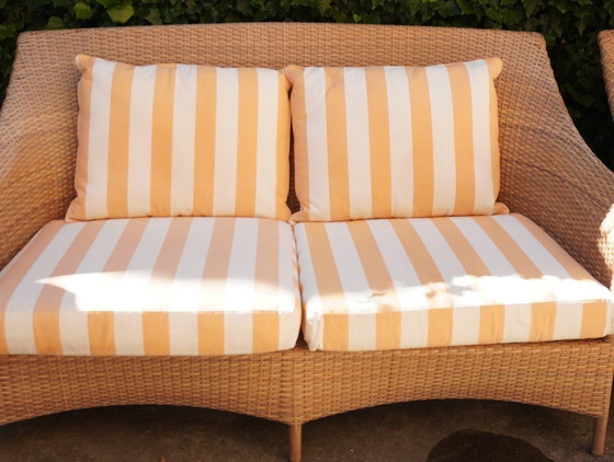 Image 1 of DEDON - tuinset, bestaande uit een tweezitsbank, een fauteuil en een salontafel.