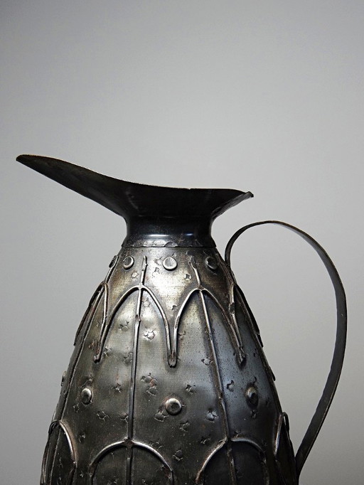 Großer Krug aus Taule Altmetall Arts & Crafts Alpha und Omega Brutalist