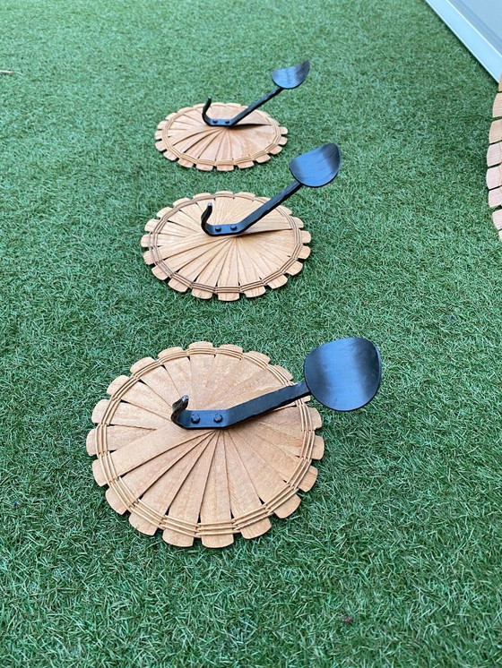 Image 1 of Specchio vintage in rattan con attaccapanni