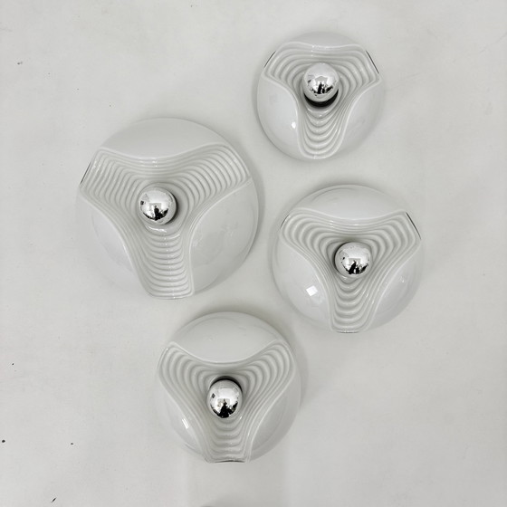 Image 1 of Set di 4 lampade da parete in vetro lattiginoso Wave di Peil &amp; Putzler, anni '70