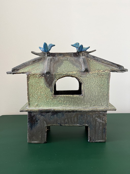 House with birds on the roof (Han Dynasty replica)