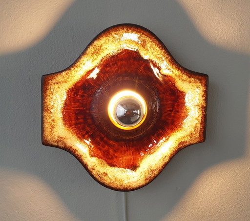 1 van 2 Keramieken aardewerken roodbruine vintage wandlampen, west germany fat lava stijl, keramische retro wandlamp, space age 