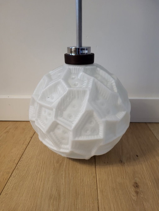 Vintage hanglamp, vermoedelijk Peill & Putzler, opaline glas met reliëf, jaren 1960