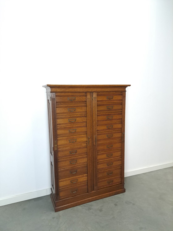 Image 1 of Ancienne commode d'archives en bois