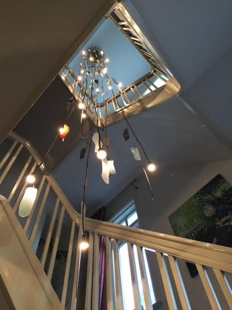 Lampe suspendue unique pour cage d'escalier