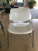 6 stapelbare Castelli-Stühle, weiß lackiert, mit leichten Lackschäden. Der Sitzkomfort ist hervorragend.