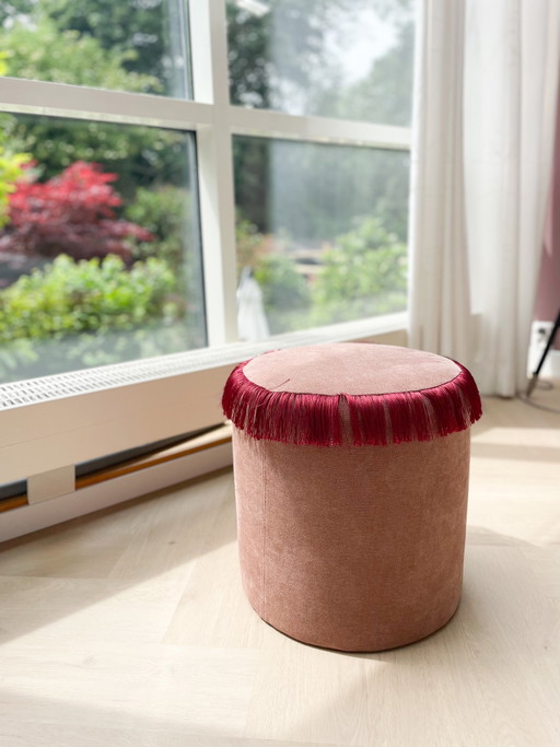 Pouf fait main | Chenille rose poudré et franges bordeaux