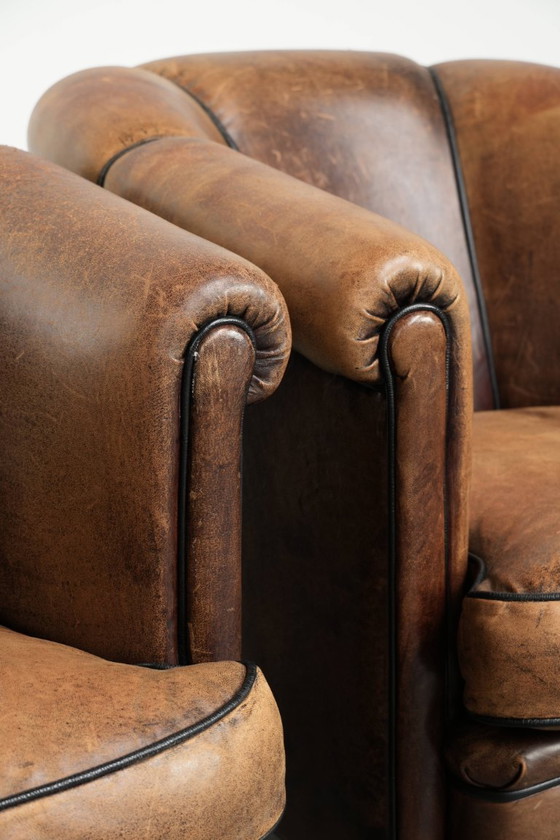 Image 1 of Ensemble robuste de 2 fauteuils club vintage en peau de mouton de style anglais