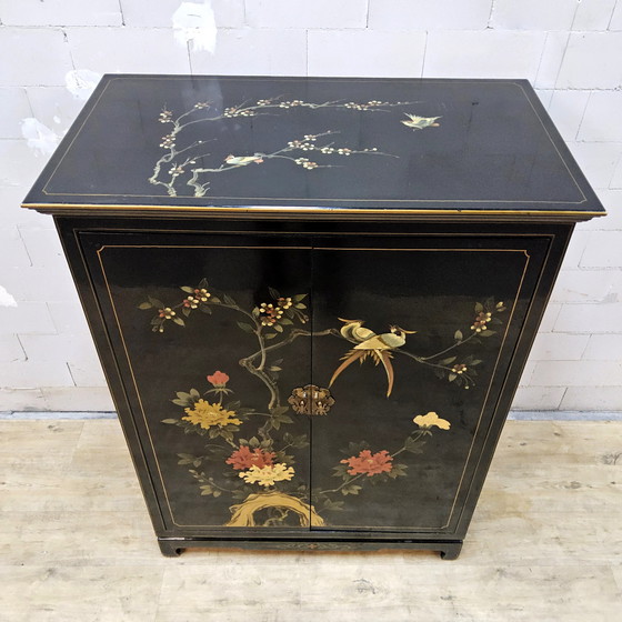 Image 1 of Vintage Chinese zwarte lakkast vogels en bloemen /  bohemian / oosterse / Aziatische kast (bruidskast)