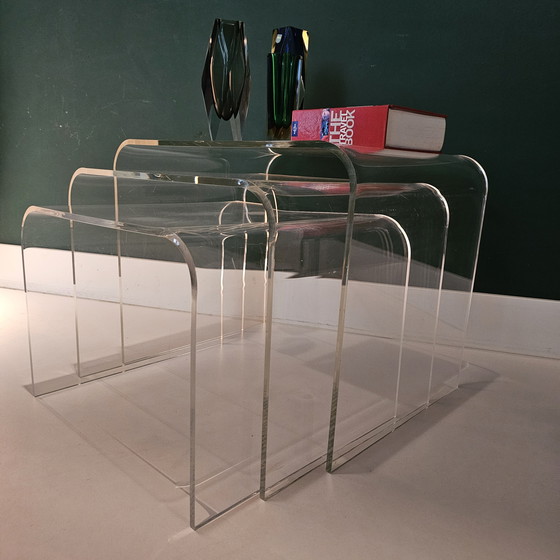 Image 1 of Lot de 3 tables d&#39;appoint vintage en plexiglas - Tables d&#39;appoint en verre acrylique incurvé transparent, Perspex transp